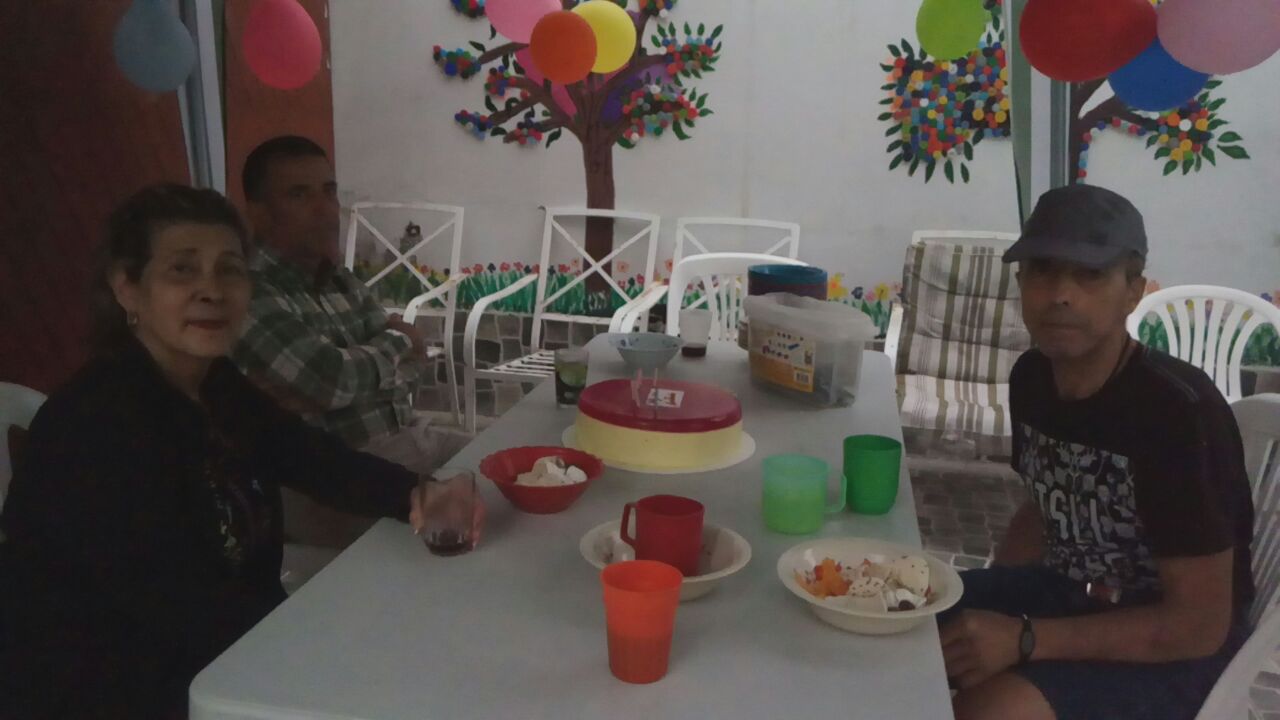 Celebrando el cumpleaños de unos de los chicos de la casa con torta incluida