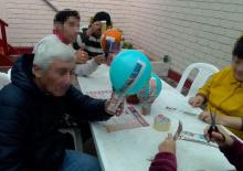 Los chicos de la casa de reposo realizando actividades y manualidades Los chicos de la casa de reposo realizando actividades y manualidades