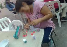 Los chicos realizan manualidades para mejorar su salud mental Los chicos realizan manualidades para mejorar su salud mental