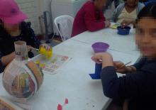 Los chicos realizan manualidades para mejorar su salud mental Los chicos realizan manualidades para mejorar su salud mental