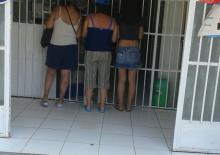 los chicos de la casa de reposo haciendo sus compras los chicos de la casa de reposo haciendo sus compras