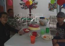 Celebrando el cumpleaños de unos de los chicos de la casa con torta incluida Celebrando el cumpleaños de unos de los chicos de la casa con torta incluida
