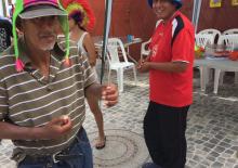 Fiesta de Hora Loca para los chicos de la Casa de reposo posando para ñla foto