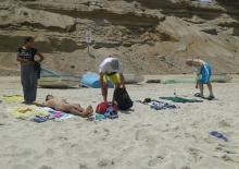 los chicos de la casa de reposo en la playa 2017, muy relajado en la arena los chicos de la casa de reposo en la playa 2017, muy relajado en la arena